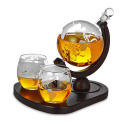 Zestaw do whisky GLOBUS DELUXE: karafka, 2 szklanki, drewniana podstawka i kamienne kostki