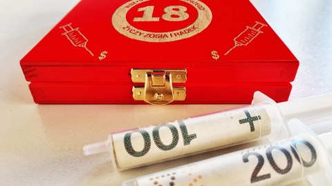Pudełko na pieniądze z grawerem - zastrzyk gotówki na urodziny Pudełko na pieniądze z grawerem - zastrzyk gotówki na urodziny
