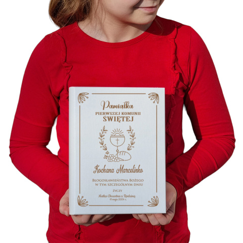 Biblia w drewnianym pudełku Prezent na Komunię - Pamiątka Pierwszej Komunii Świętej Biblia w drewnianym pudełku Prezent na Komunię - Pamiątka Pierwszej Komunii Świętej