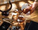 Zestaw do whisky GLOBUS: karafka, 2 szklanki i kamienne kostki - prezent na 40 50 60 70 urodziny dla faceta taty męża mężczyzny