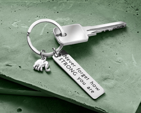 Brelok słonik - NEVER FORGET HOW STRONG YOU ARE Brelok słonik - NEVER FORGET HOW STRONG YOU ARE