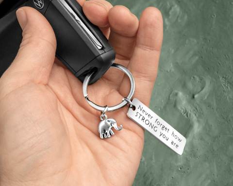Brelok słonik - NEVER FORGET HOW STRONG YOU ARE Brelok słonik - NEVER FORGET HOW STRONG YOU ARE