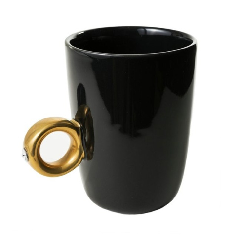 Dwukaratowy kubek - czarny ze złotym pierścieniem na Walentynki