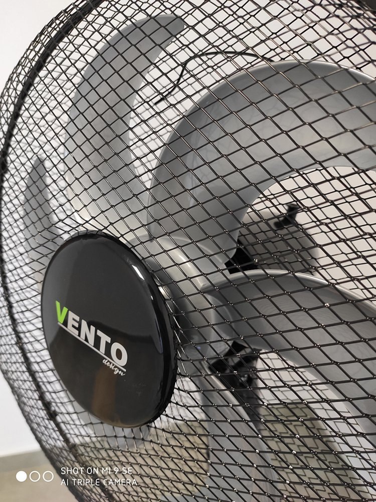 Wentylator Vento Podłogowy 40 cm 75W Srebrno-Czarny Wentylator Vento Podłogowy 40 cm 75W Srebrno-Czarny
