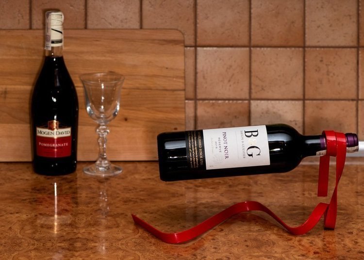 Stojak na wino WSTĄŻKA - CZEROWNA Stojak na wino WSTĄŻKA - CZEROWNA