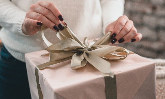Co kupić na prezent na Dzień Kobiet? Pomysły na oryginalne prezenty dla żony i dziewczyny